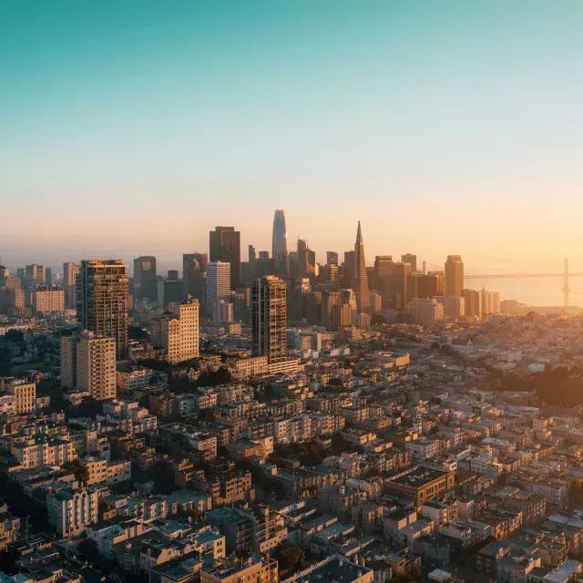 O horizonte de São Francisco é visto do ar sob uma luz dourada.